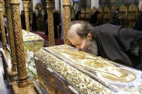 Procesiunea așezării moaștelor Sfinților Cuvioși Cleopa și Paisie în biserica Mănăstirii Sihăstria / Foto: pr. Silviu Cluci