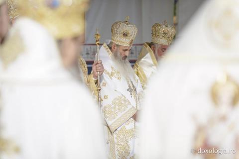 Binecuvântare arhierească la sărbătoarea Sfintei Cuvioase Parascheva – Soborul ierarhilor, 2025 / Foto: Claudiu Pântea
