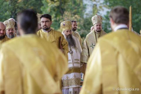 Binecuvântare arhierească la sărbătoarea Sfintei Cuvioase Parascheva – Soborul ierarhilor, 2025 / Foto: Claudiu Pântea