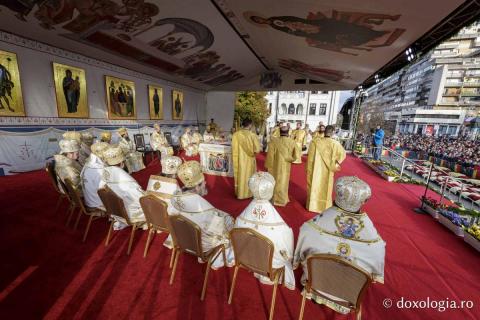 Binecuvântare arhierească la sărbătoarea Sfintei Cuvioase Parascheva – Soborul ierarhilor, 2025 / Foto: Claudiu Pântea