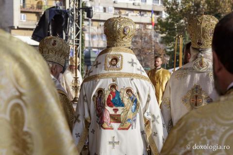 Binecuvântare arhierească la sărbătoarea Sfintei Cuvioase Parascheva – Soborul ierarhilor, 2025 / Foto: Claudiu Pântea