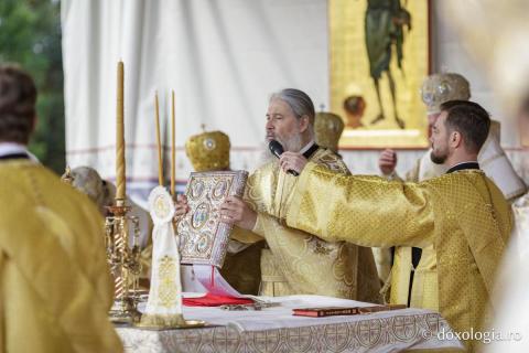 Binecuvântare arhierească la sărbătoarea Sfintei Cuvioase Parascheva – Soborul ierarhilor, 2025 / Foto: Claudiu Pântea