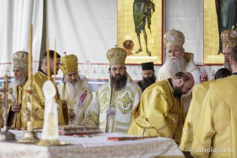 Binecuvântare arhierească la sărbătoarea Sfintei Cuvioase Parascheva – Soborul ierarhilor, 2025 / Foto: Claudiu Pântea