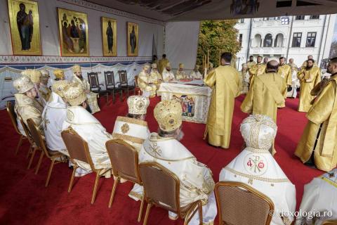 Binecuvântare arhierească la sărbătoarea Sfintei Cuvioase Parascheva – Soborul ierarhilor, 2025 / Foto: Claudiu Pântea