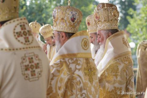 Binecuvântare arhierească la sărbătoarea Sfintei Cuvioase Parascheva – Soborul ierarhilor, 2025 / Foto: Claudiu Pântea