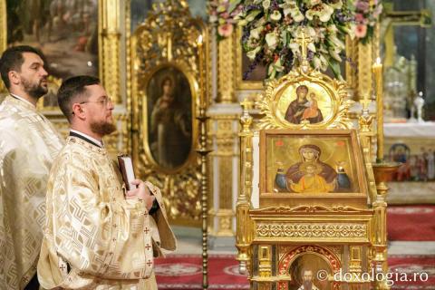 Slujba de priveghere în cinstea Sfintei Cuvioase Parascheva la Catedrala Mitropolitană din Iași / Foto: pr. Silviu Cluci
