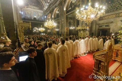 Slujba de priveghere în cinstea Sfintei Cuvioase Parascheva la Catedrala Mitropolitană din Iași / Foto: pr. Silviu Cluci