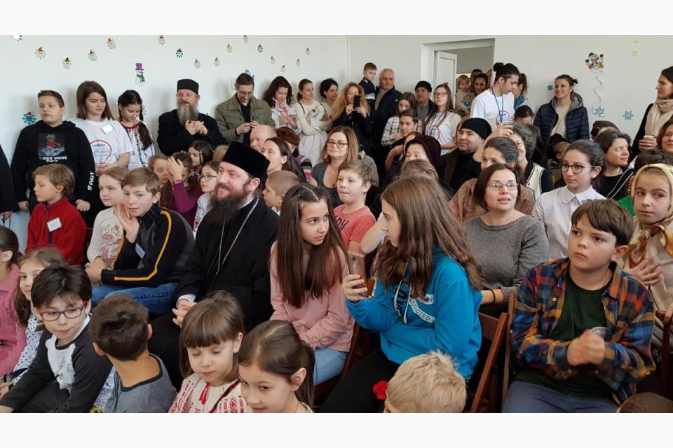 Preasfințitul Părinte Damaschin Dorneanul în mijlocul copiilor din Tișăuți/ Foto: Cristi Turculeț