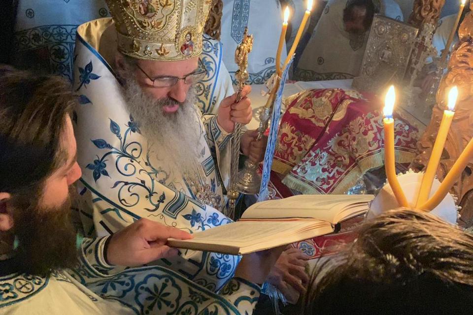 IPS Mitropolit Teofan l-a hirotonit întru preot pe ierodiaconul Paisie, viețuitor al Schitului Lacu, la Chilia „Buna Vestire”/ Foto credit: Basilica.ro