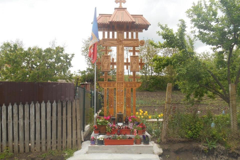 14 troițe sculptate din stejar, în parohiile botoșănene Chișcăreni și Sat Nou