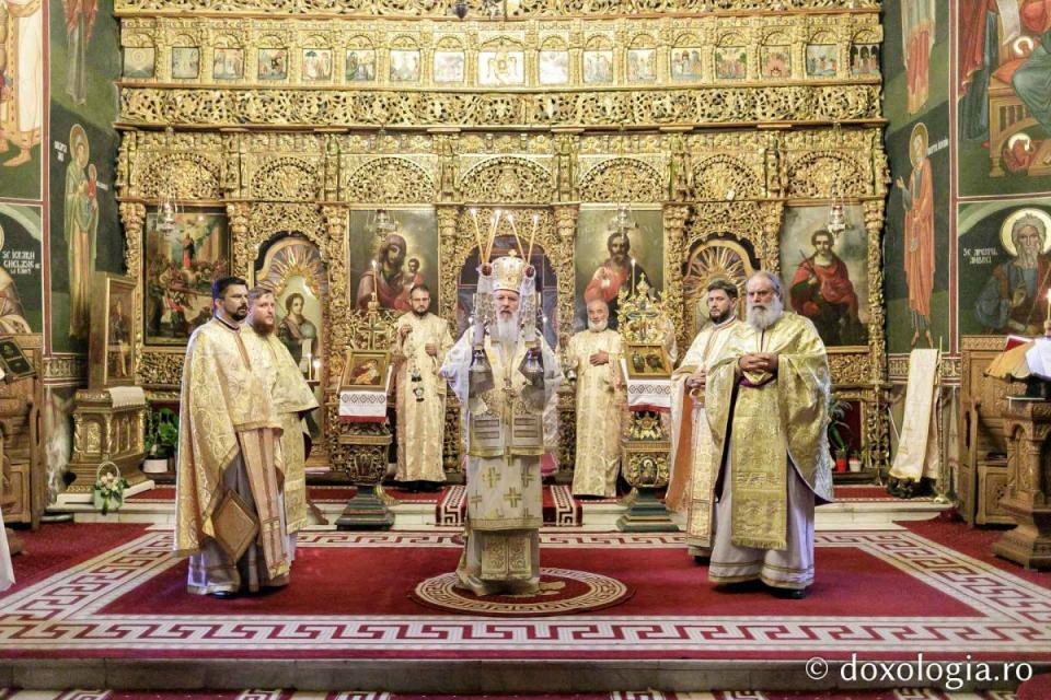 IPS Serafim, alături de soborul slujitorilor / Foto: Oana Nechifor