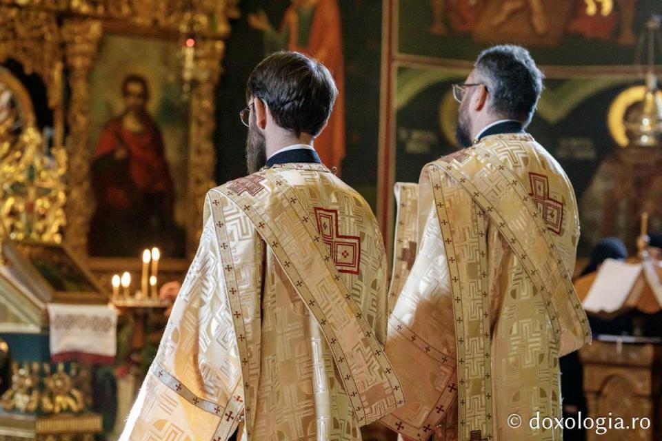 Diaconi din soborul slujitor / Foto: Oana Nechifor
