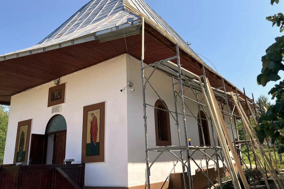 Salvează cerul de sub acoperiș! O campanie de sprijin pentru biserica satului Curături