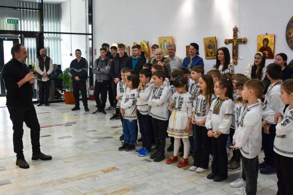 „Din tradiție în contemporaneitate”: Expoziție de artă sacră la Muzeul Județean Vaslui