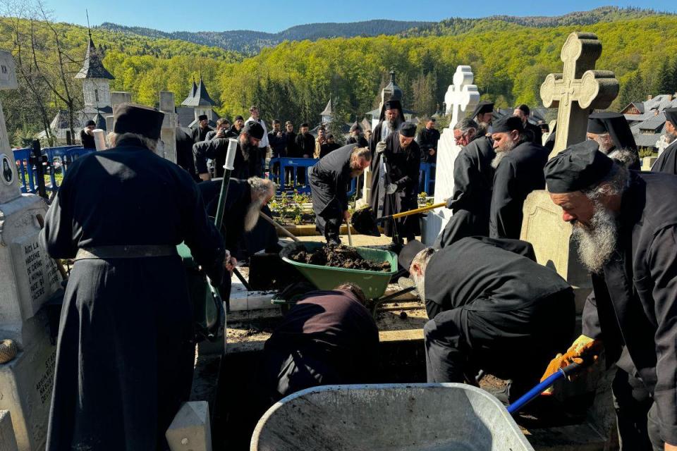 Au fost deshumate moaştele Sfinților Cuvioși Cleopa și Paisie de la Sihăstria / Foto: Adrian Sârbu