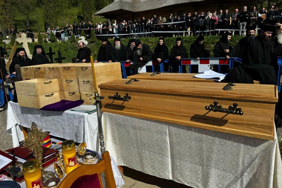 Au fost deshumate moaştele Sfinților Cuvioși Cleopa și Paisie de la Sihăstria / Foto: Adrian Sârbu