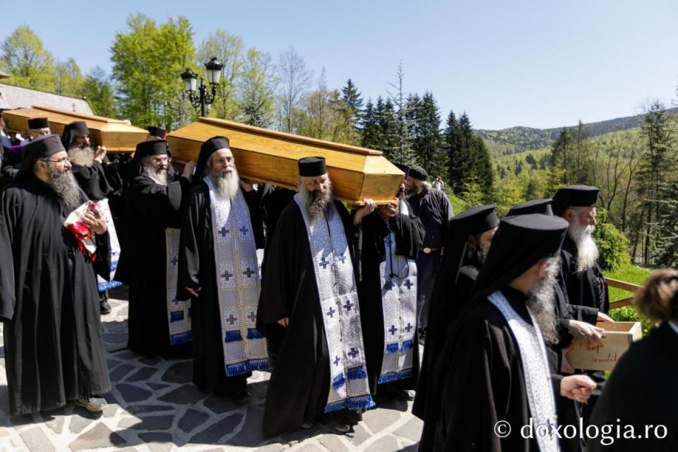 Au fost deshumate moaştele Sfinților Cuvioși Cleopa și Paisie de la Sihăstria / Foto: pr. Silviu Cluci