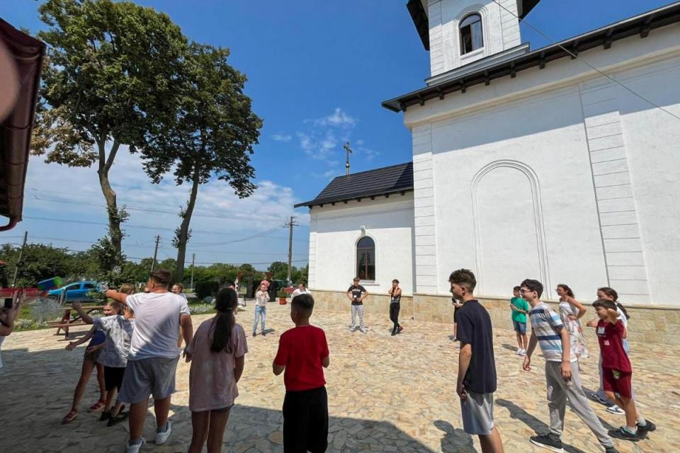 „Micii creștini, călători cu Hristos pe drumul cunoașterii” - Școala de vară de la Parohia „Sfinții Împărați” Broscăuți