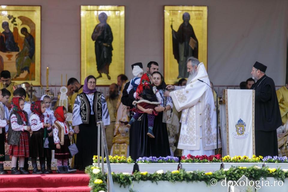 Trei preoți, alături de familiile lor, distinși de IPS Teofan la hramul Sfintei Parascheva / Foto: Pr. Silviu Cluci