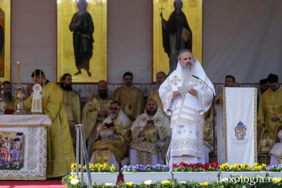 Trei preoți, alături de familiile lor, distinși de IPS Teofan la hramul Sfintei Parascheva / Foto: Pr. Silviu Cluci