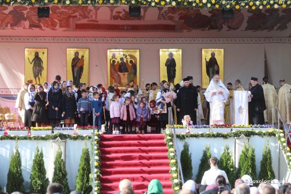 Trei preoți, alături de familiile lor, distinși de IPS Teofan la hramul Sfintei Parascheva / Foto: Pr. Silviu Cluci