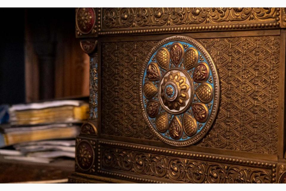 Donează pentru „Doamna din parcul cu trandafiri”! Salvează biserica din Roznov!