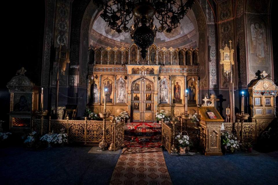 Donează pentru „Doamna din parcul cu trandafiri”! Salvează biserica din Roznov!