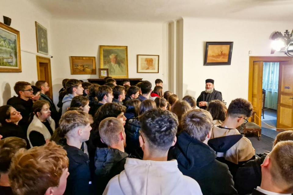 Sadoveanu, omagiat de seminariștii de la Neamț, la Schitul „Vovidenia”