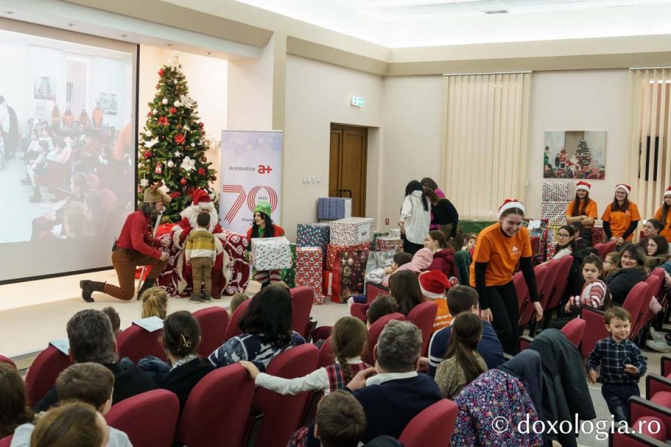 Bucurie la Serbarea de Crăciun organizată de Fundația Antibiotice „Știință și Suflet” / Foto: Mihail Vrăjitoru