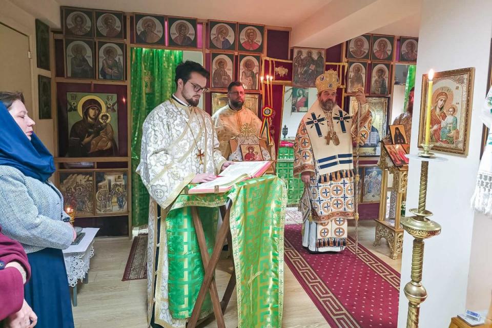 Preasfințitul Nichifor Botoșăneanul a slujit la Căminul de bătrâni din Bucium, în duminica dinaintea Botezului Domnului / Foto: Ionuț Plugarașu
