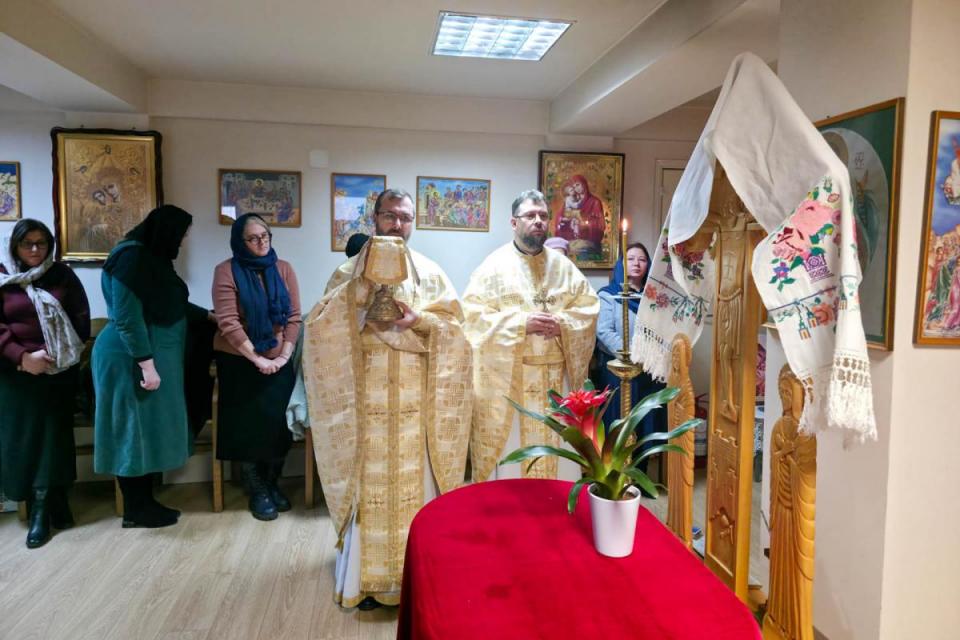 Preasfințitul Nichifor Botoșăneanul a slujit la Căminul de bătrâni din Bucium, în duminica dinaintea Botezului Domnului / Foto: Ionuț Plugarașu