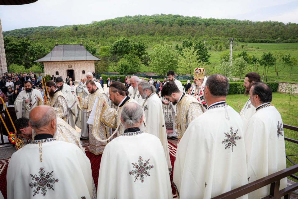 Slujire arhierească la hramul Mănăstirii Vlădiceni: „Sfântul Evanghelist Ioan ne arată să nu rămânem doar la înțelegerea cuvântului, ci la trăirea lui” / Foto: George Lămășanu