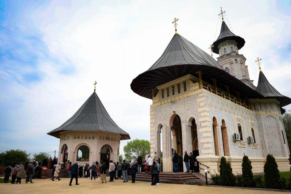 Slujire arhierească la hramul Mănăstirii Vlădiceni: „Sfântul Evanghelist Ioan ne arată să nu rămânem doar la înțelegerea cuvântului, ci la trăirea lui” / Foto: George Lămășanu